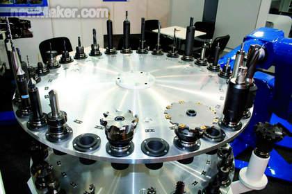 采用外部刀库提高生产效率.